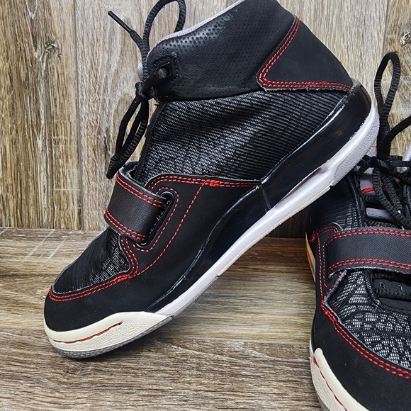 Jordan Nike Boys Basketball Sneakers 2013 #602662-004 Size 4Y Black Gray Red - Picture 4 of 9